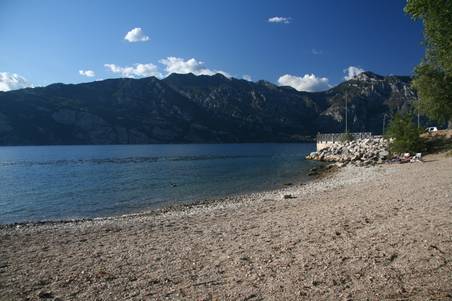Blick vom Ostufer des Gardasees