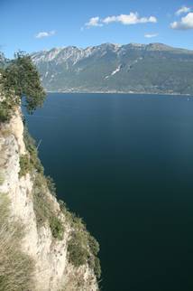 Die fjordähnliche Steilküste des West-Gardasees.